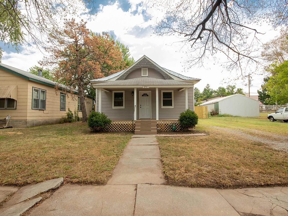 214 N Massachusetts St, Winfield, KS 67156 | Zillow