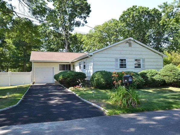 152 Elroy Avenue, Holbrook, NY 11741
