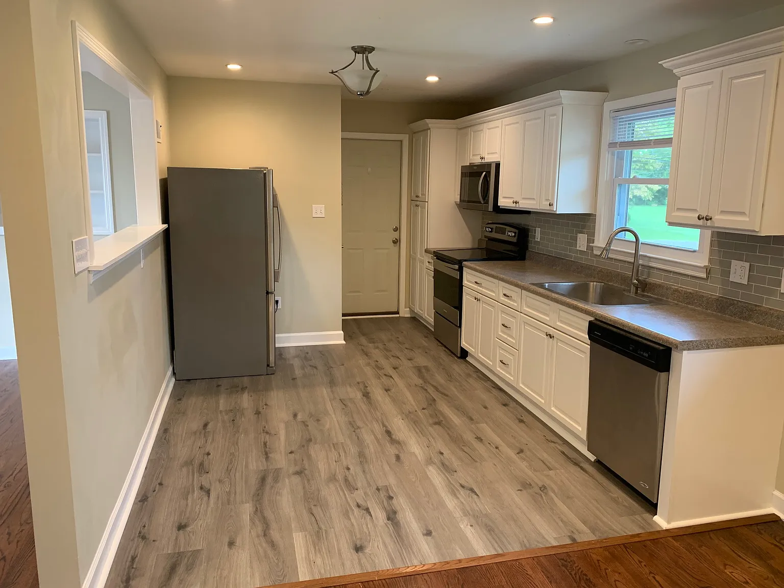 3 bed, 1.5 bath, 1600 sqft, $2,425 — Photo 2