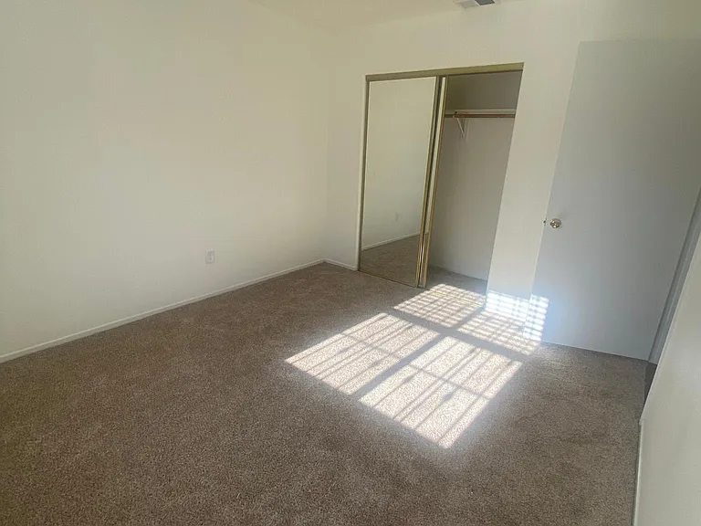 1827 N Mariposa Ave — Photo 14