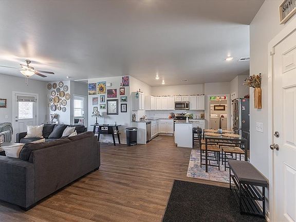 5th image of 504 Evergreen Way