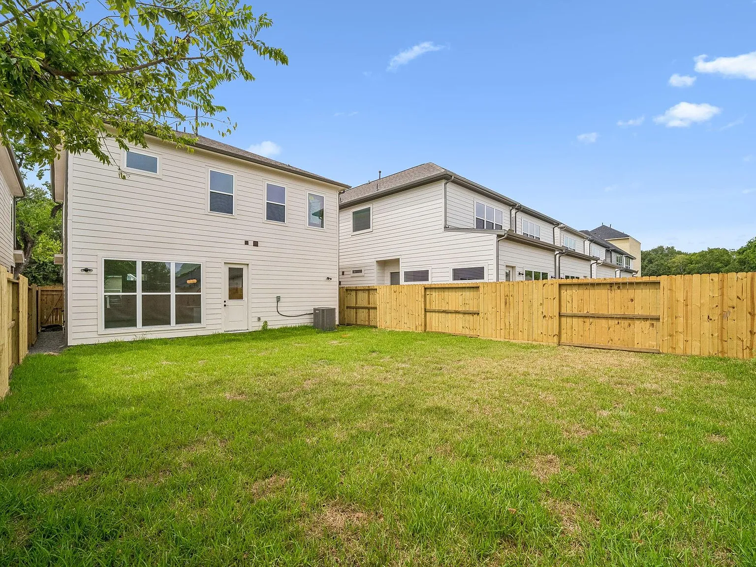 3 bed, 2.5 bath, 1774 sqft, $2,550 — Photo 3