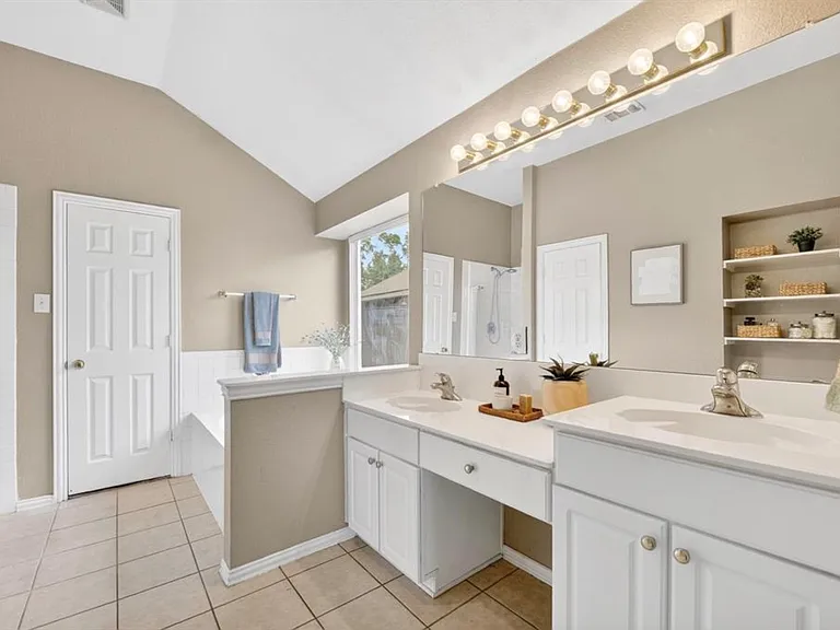 1369 Royal Oaks Dr — Photo 10