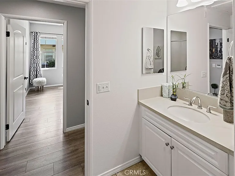 553 S Kroeger St — Photo 18