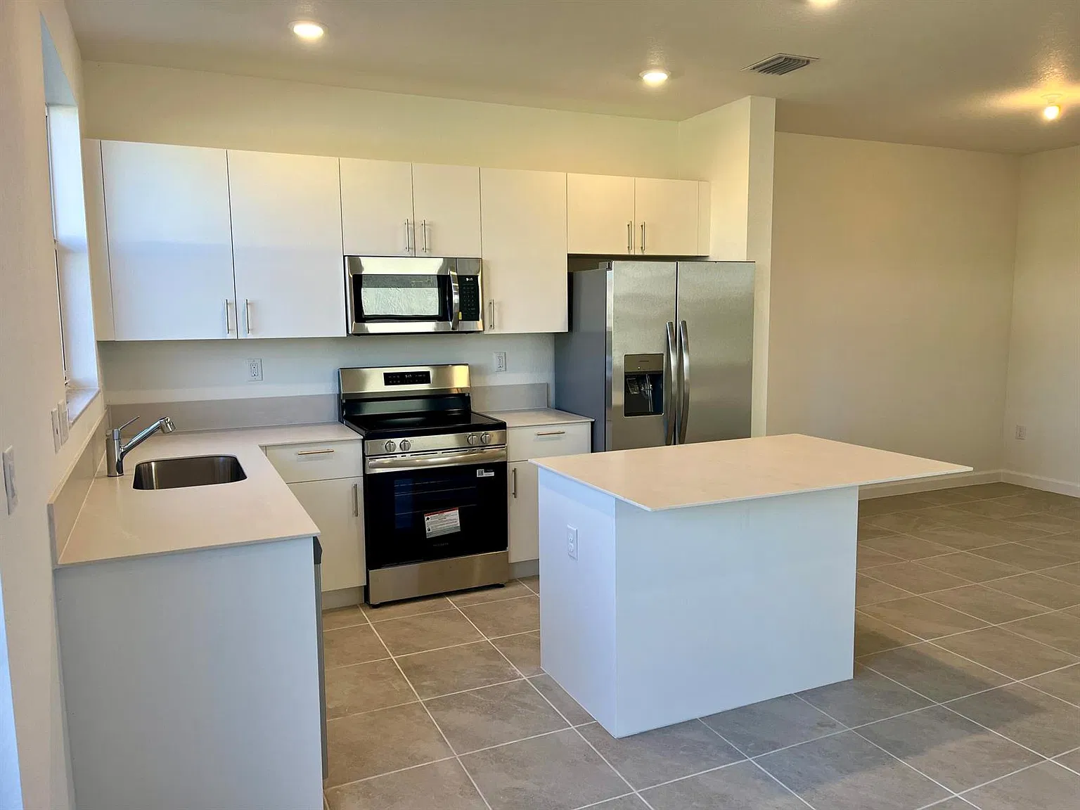 3 bed, 1328 sqft, $2,500 — Photo 3
