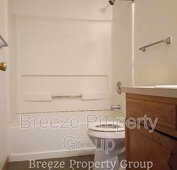 546 Breaden St — Photo 10