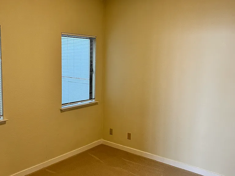 Middle bedroom 10 by 11ft with 2windows and closet