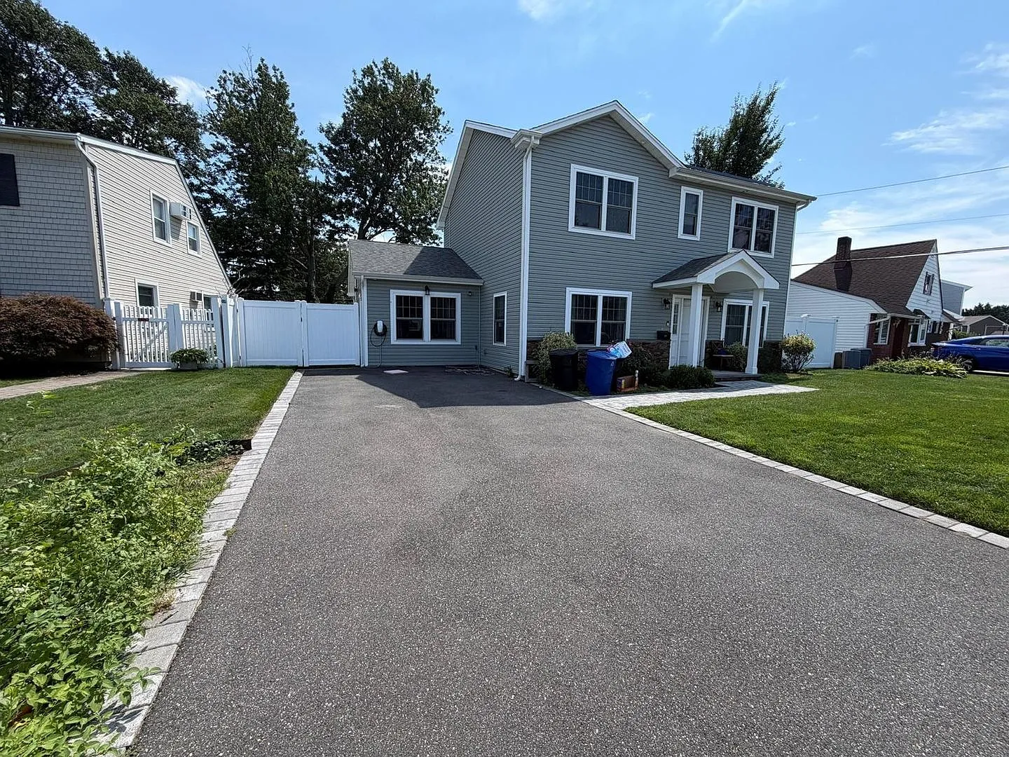 Spacious 4BR House in Levittown — Photo 2