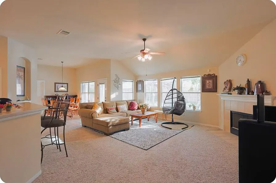 4 bed, 2.0 bath, 2557 sqft, $2,850 — Photo 3