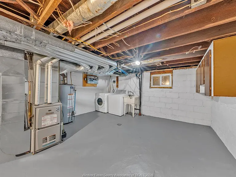 2181 Howard Ave — Photo 23