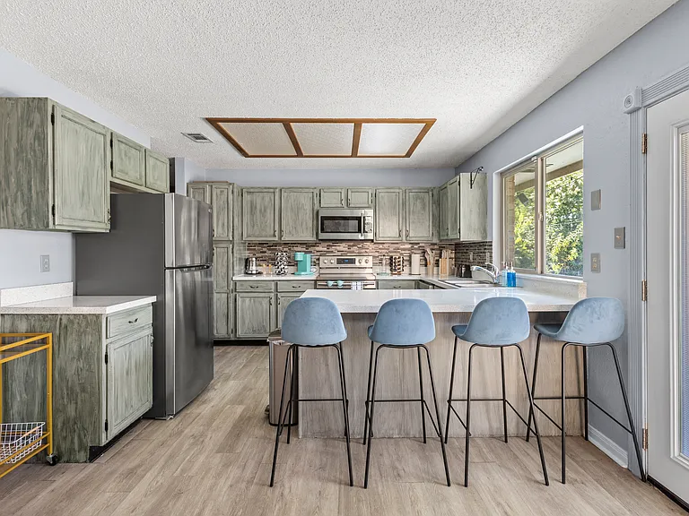 2445 Claremont Dr — Photo 44
