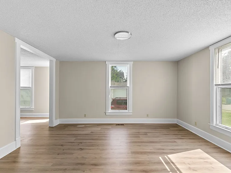 732 S Main Ave — Photo 6
