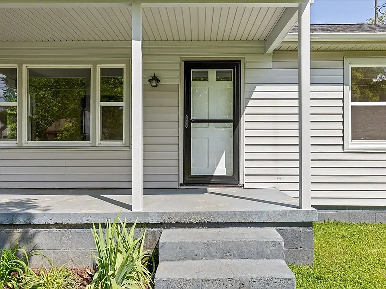 1604 E Ridge Ave — Photo 2