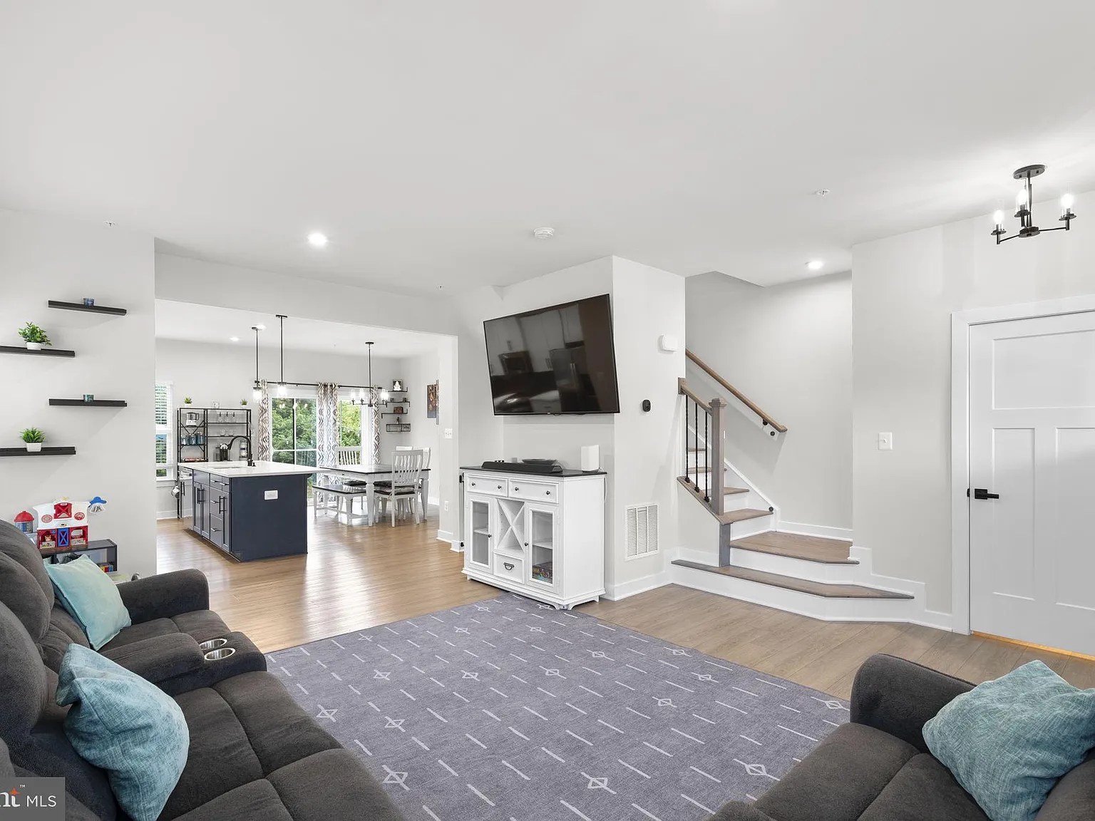 4 bed, 3.5 bath, 2390 sqft, $3,500 — Photo 3