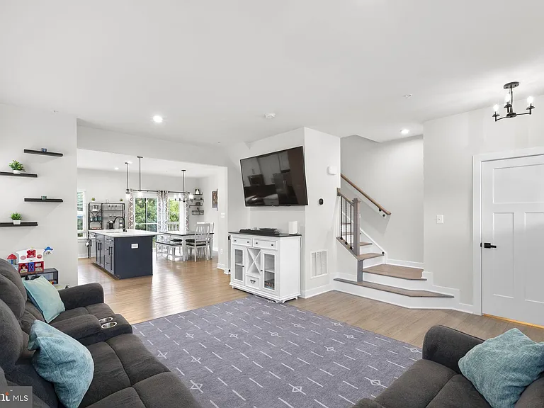 1713 Aurora Way — Photo 3