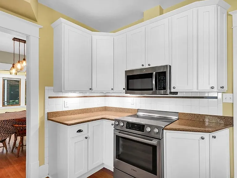 702 W Indiana Ave — Photo 5