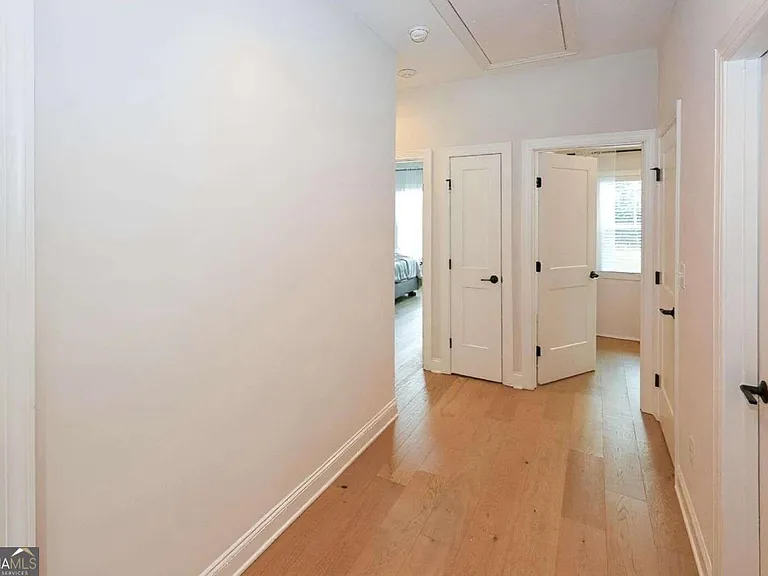 1860 Commons Pl NW — Photo 10