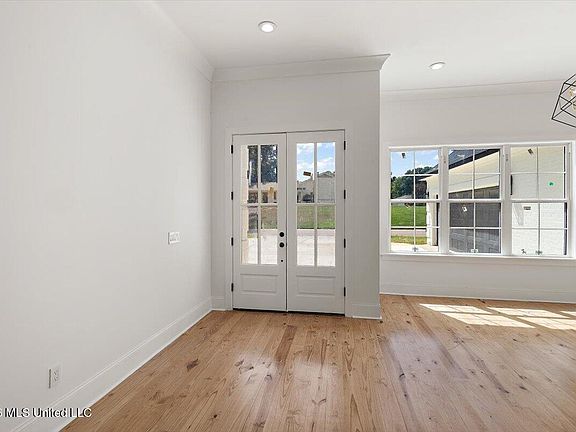 3rd image of 304 Millcreek Dr