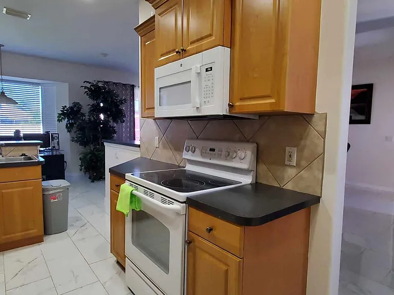 2323 Pan American Blvd — Photo 37