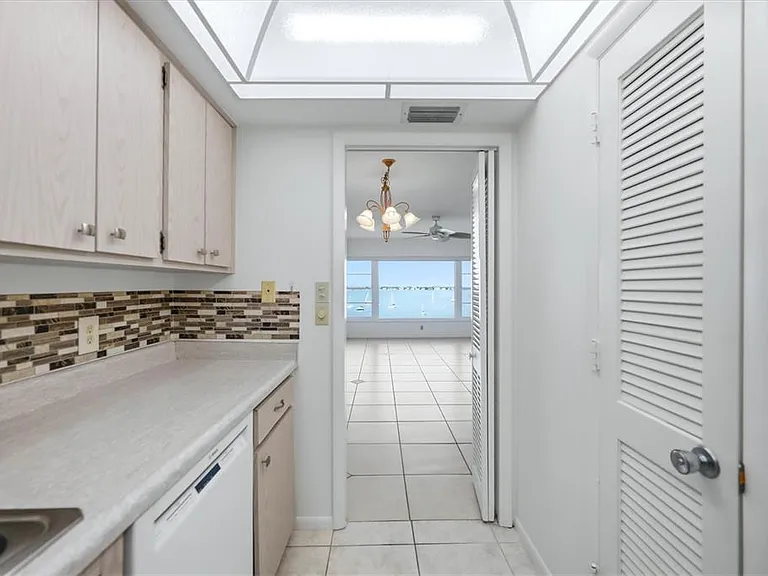 555 S Gulfstream Ave #902 — Photo 17
