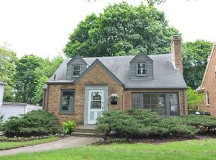 321 N Commonwealth Ave, Elgin, IL 60123