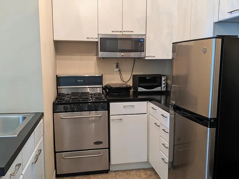 211 E 35th St #10G — Photo 4