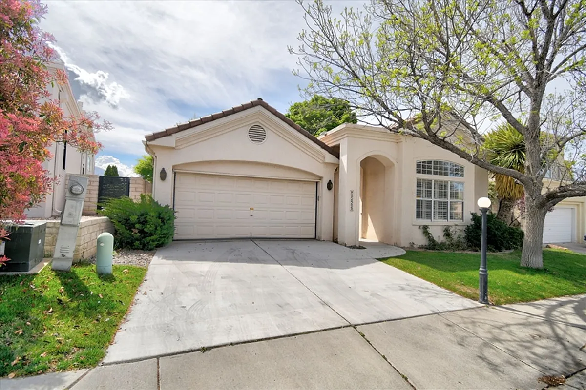 Building Photo - 6524 Glen Oak NE
