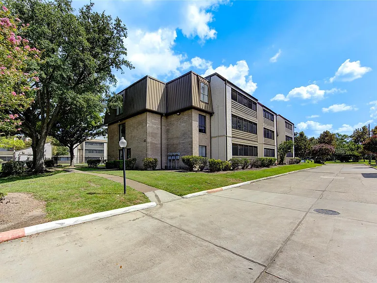 3055 Walnut Bend Ln #21 — Photo 29
