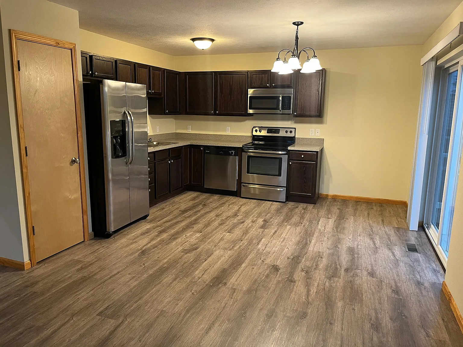 3 bed, 2.5 bath, 1700 sqft, $2,000 — Photo 4