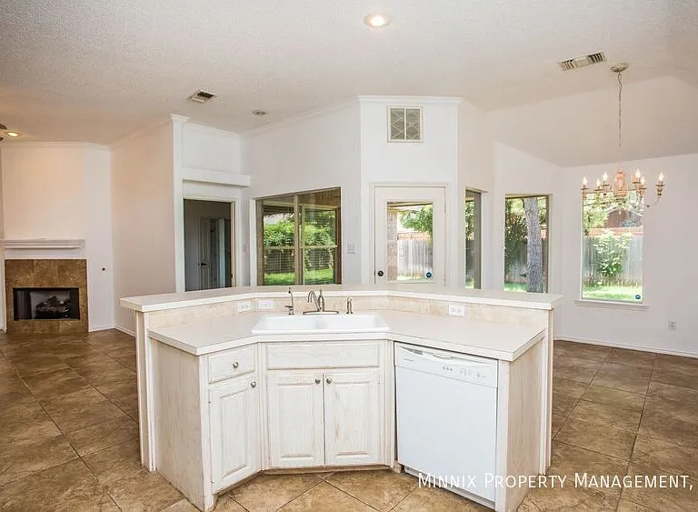 3305 103rd St — Photo 29
