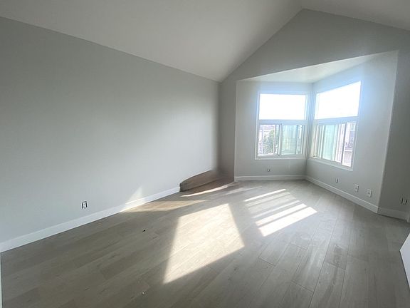 4th image of 811 Main St