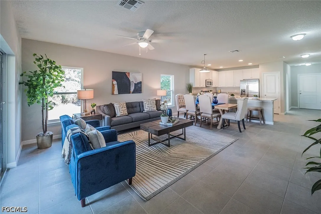 4 bed, 2.0 bath, 1695 sqft, $2,295 — Photo 4