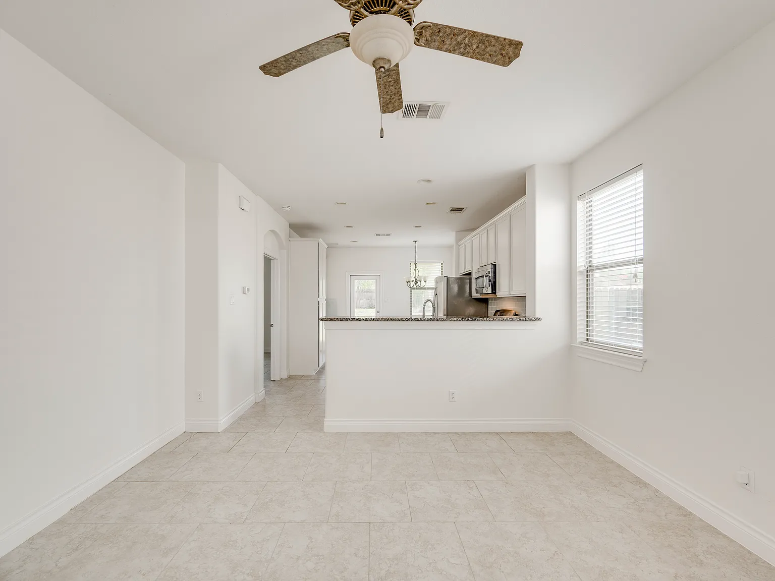4 bed, 2121 sqft, $3,100 — Photo 3