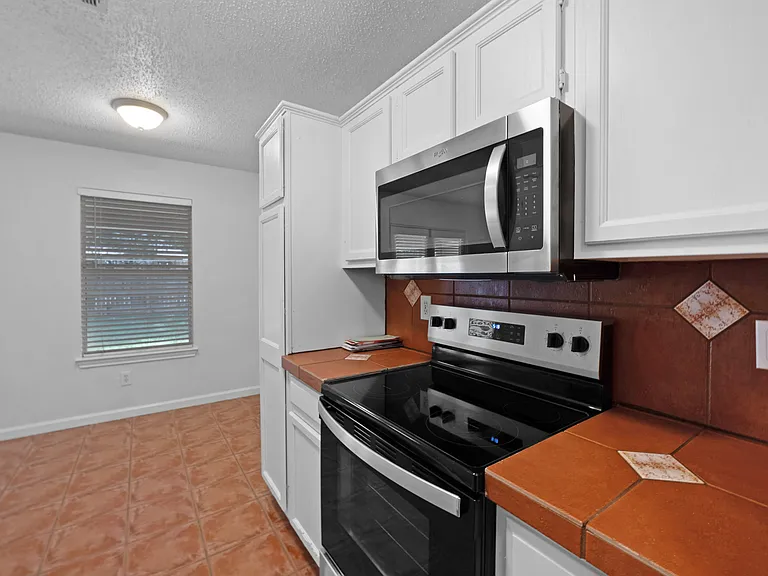 2910 Chisholm Trl — Photo 6