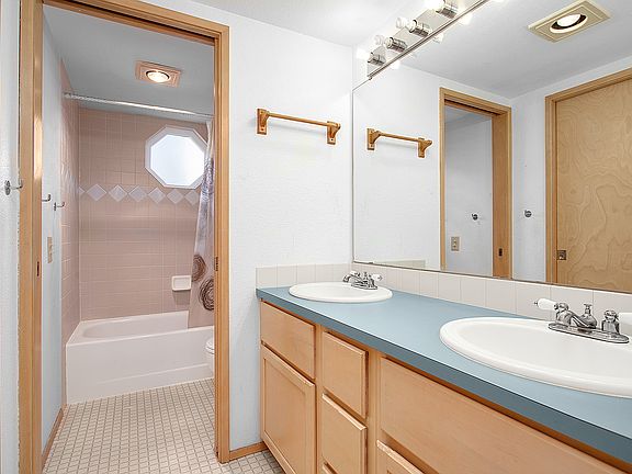 5th image of 2727 Franklin Ave E APT 201
