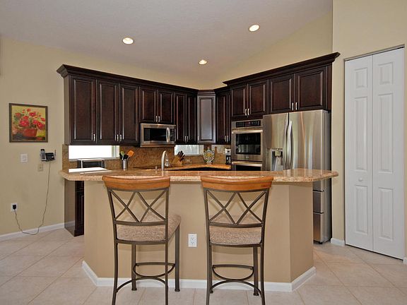 4th image of 6923 Southport Dr