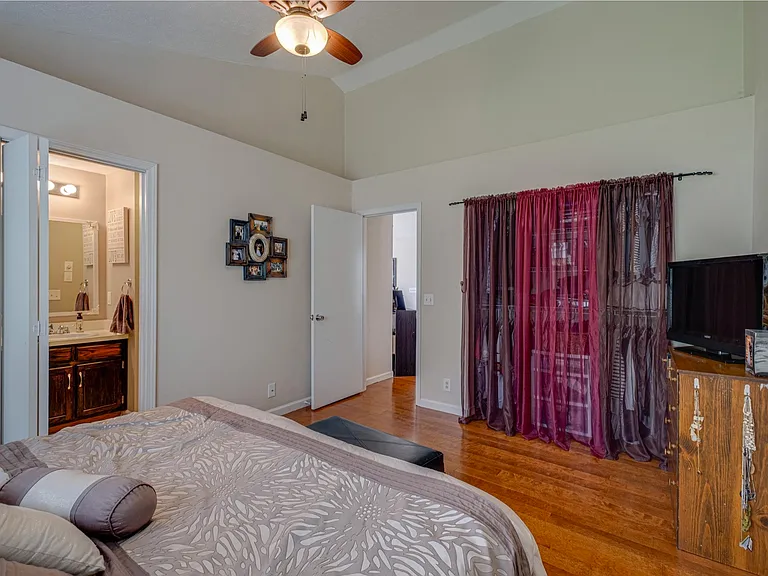 4002 Farmingham Woods Dr — Photo 20