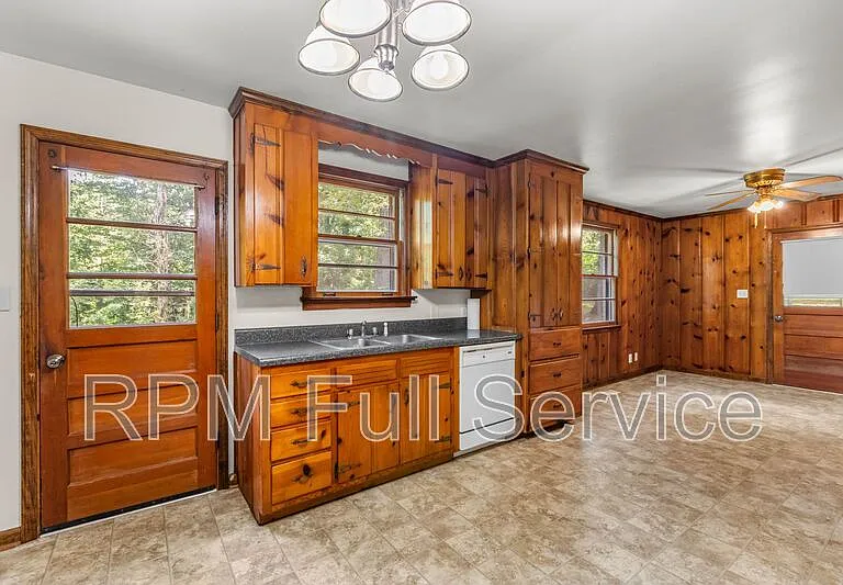 570 Carol Dr — Photo 13