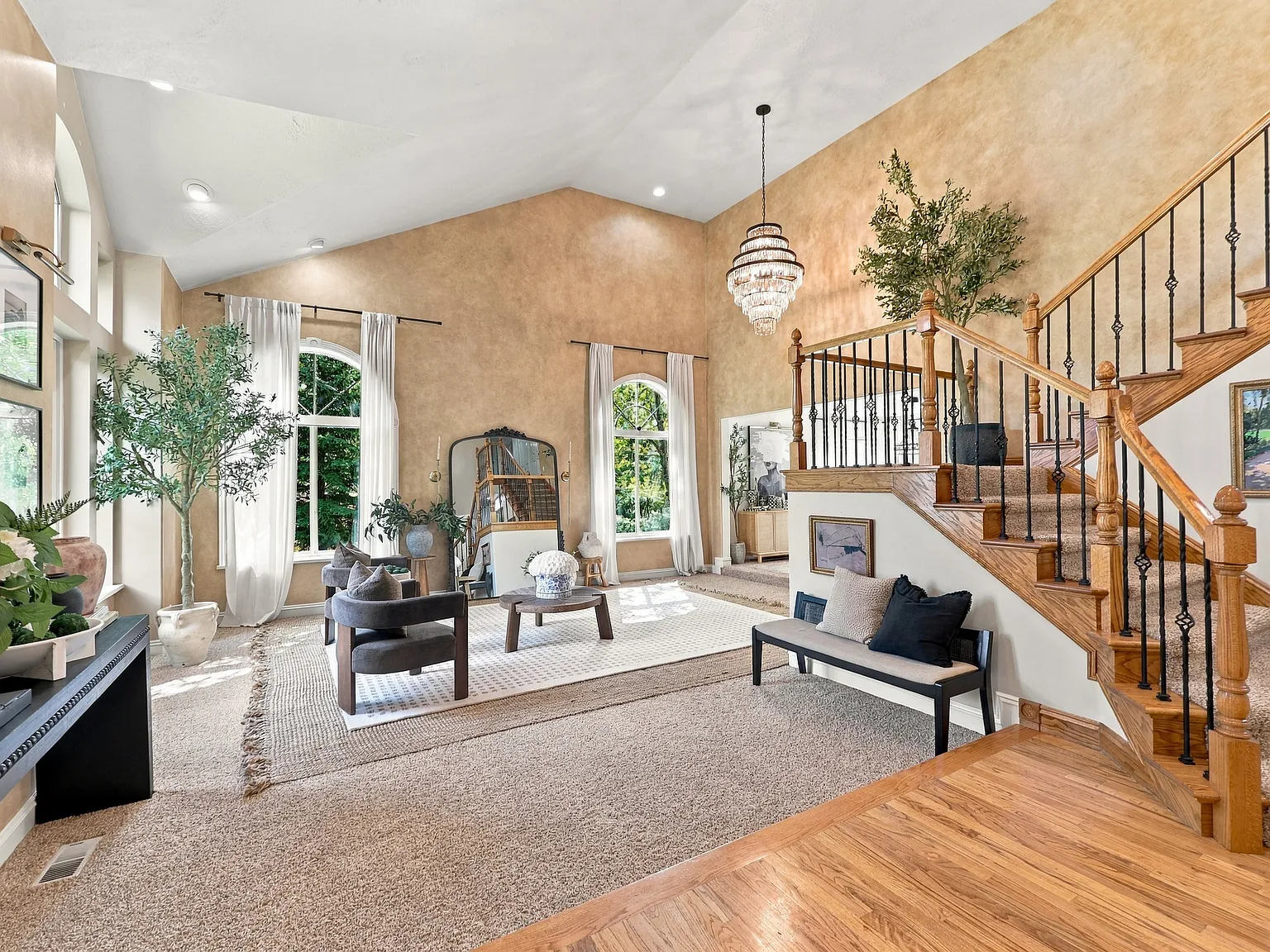 6 bed, 5603 sqft, $5,800 — Photo 3