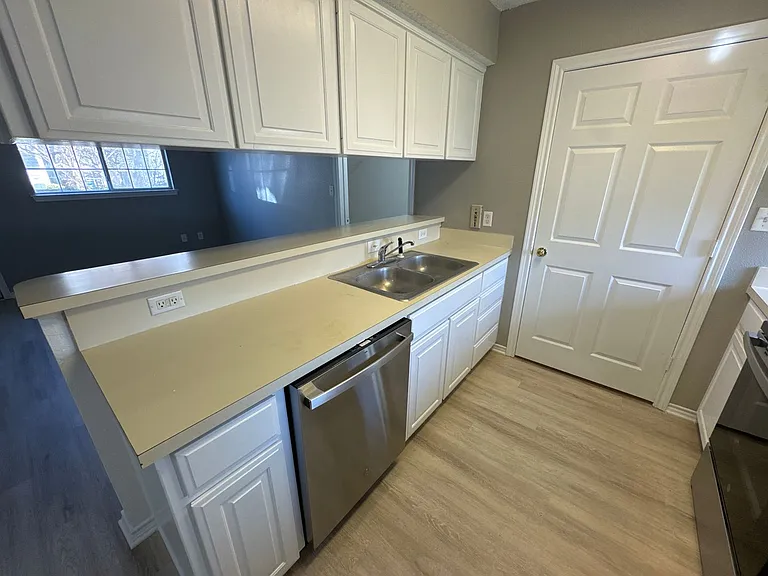 2310 W Hickory St — Photo 6