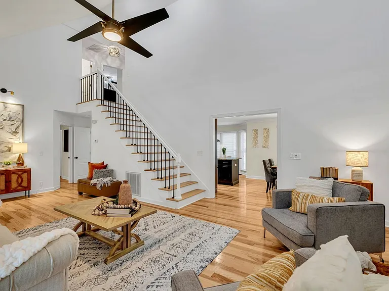 221 Adams Ct — Photo 9