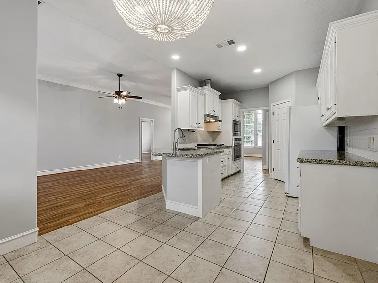 909 Katie Ln — Photo 13