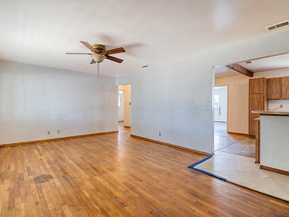 3rd image of 1204 Maple Dr
