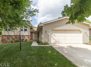 12 Chatsford Ct, Bloomington, IL