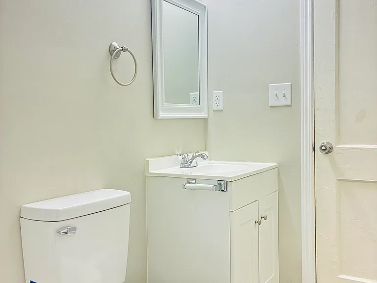 1030 Caldwell St — Photo 3