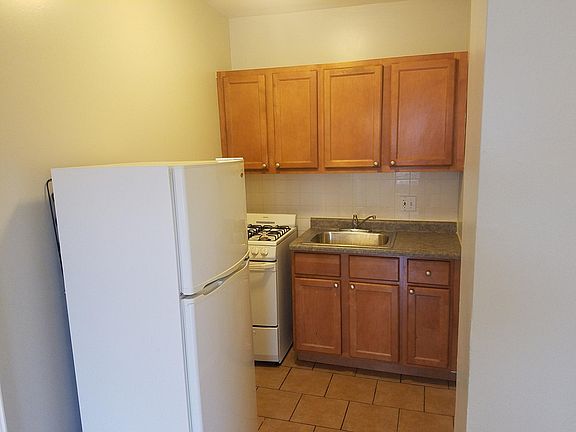 4th image of 1712 W Estes Ave #1