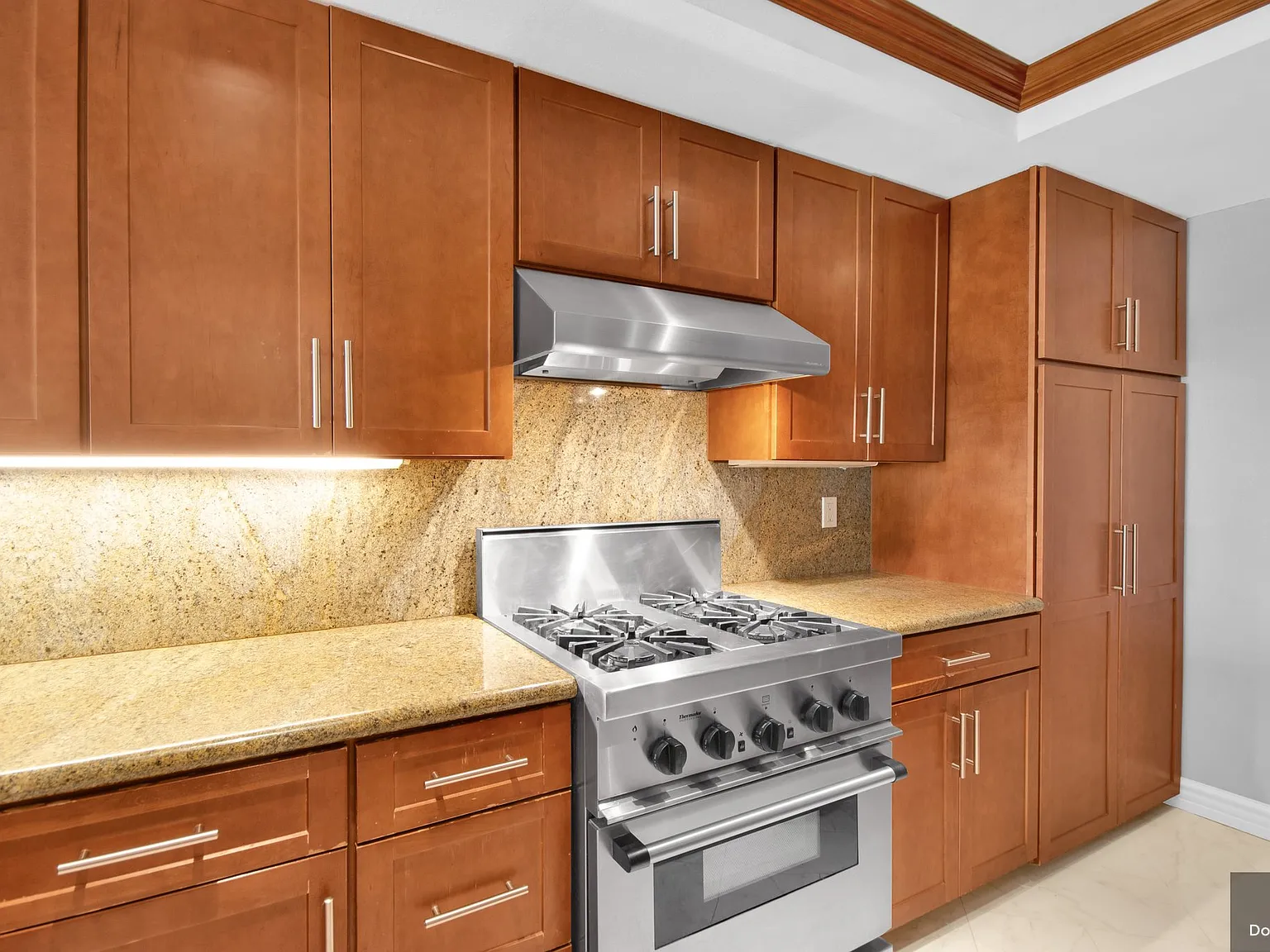 2 bed, 1.0 bath, 1100 sqft, $4,360 — Photo 2