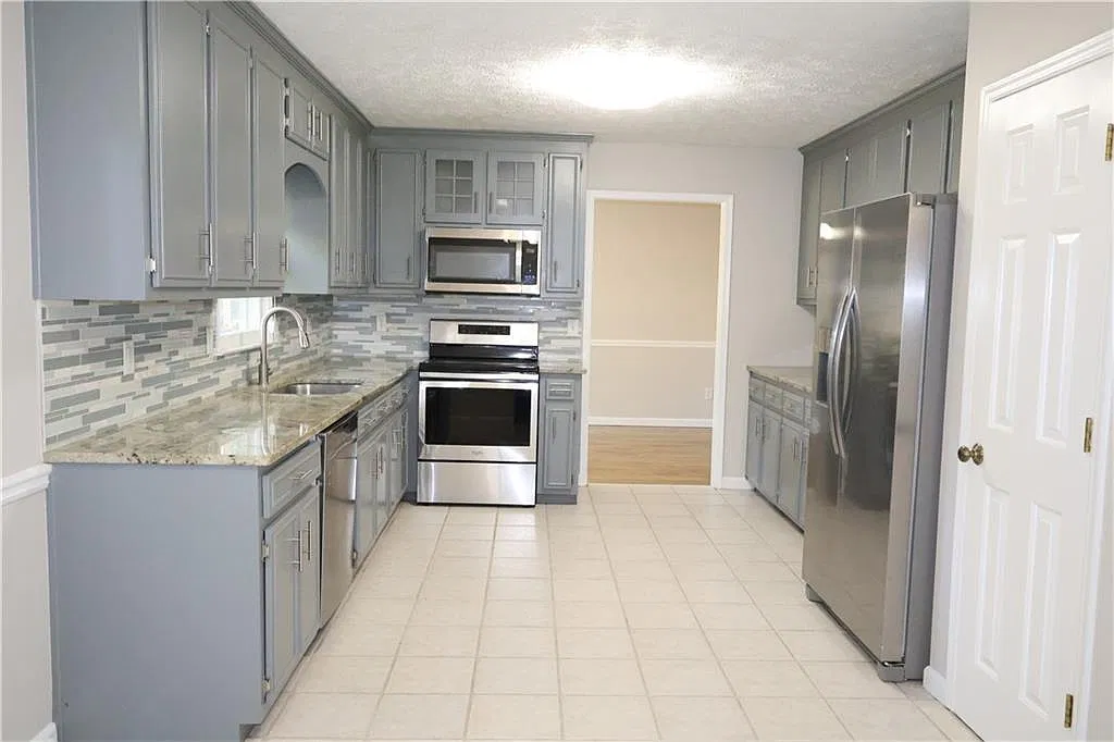 4 bed, 2.5 bath, 3300 sqft, $3,300 — Photo 2