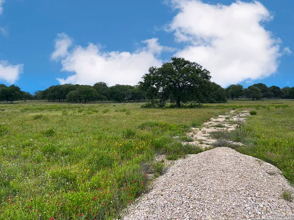 120 SETTLEMENT DR, La Vernia, TX 78121