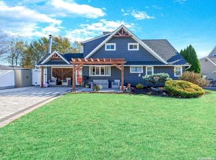 17 Tinder Ln, Levittown, NY 11756